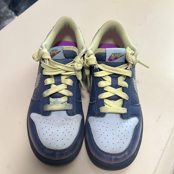 Nike Dunks Youth 2.5 Shoes - Picture 2 of 8